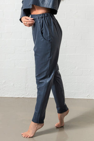 Open image in slideshow, Elastc waisted blue leather slouch style pants with pockets
