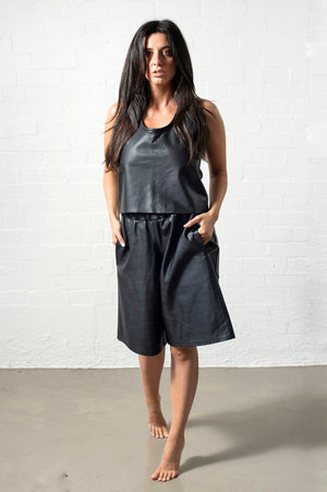 Shorts with double side pockets with an oversized rear pocket in black leather